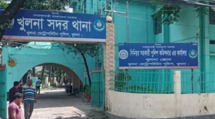 খুলনায় বাড়িতে ঢুকে একই পরিবারের ৩জনকে কুপিয়ে জখম